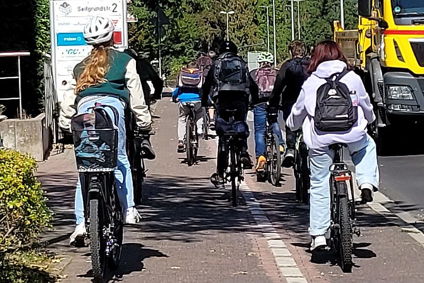 Radweg Urseler Straße Radweg Urseler Str. ist viel zu eng, nach Schulschluss fahren sehr viele auf der falschen Straßenseite