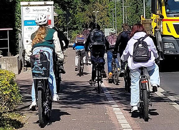 Radweg Urseler Str. ist viel zu eng, nach Schulschluss fahren sehr viele auf der falschen Straßenseite