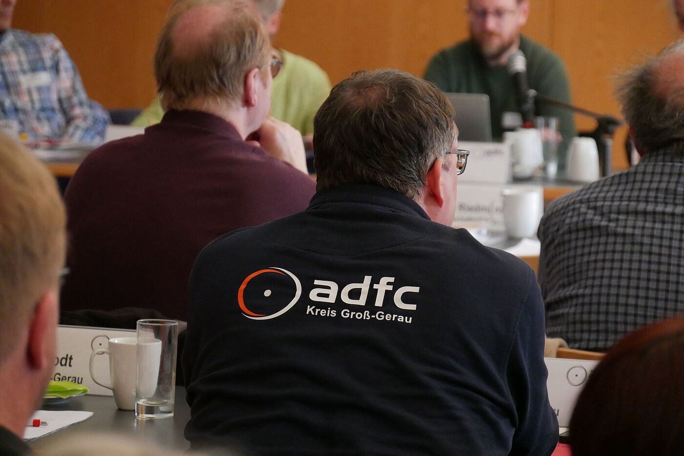 Die Rückenansicht eines Mannes, auf dessen Pullover die Aufschrift "ADFC Kreis Groß-Gerau" steht