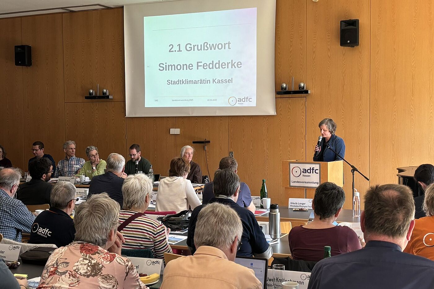 Eine Frau spricht vor einem Publikum