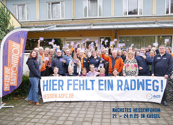 die Teilnehmer:innen vor der Jugendherberge