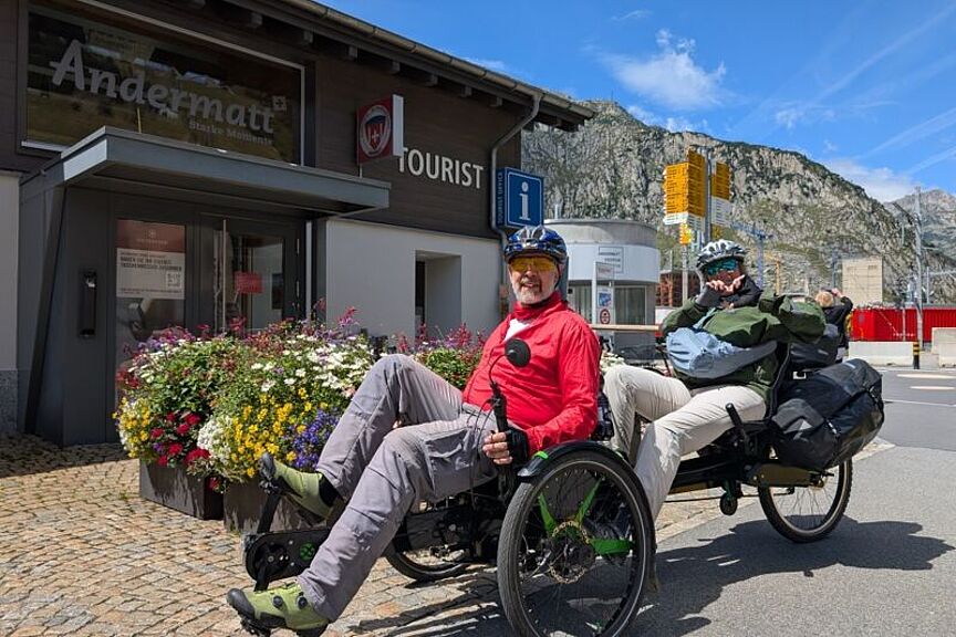 Armin Schüssler in seinem dreirädrigen Reisetandem