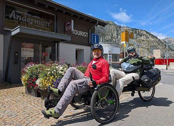 Armin Schüssler in seinem dreirädrigen Reisetandem