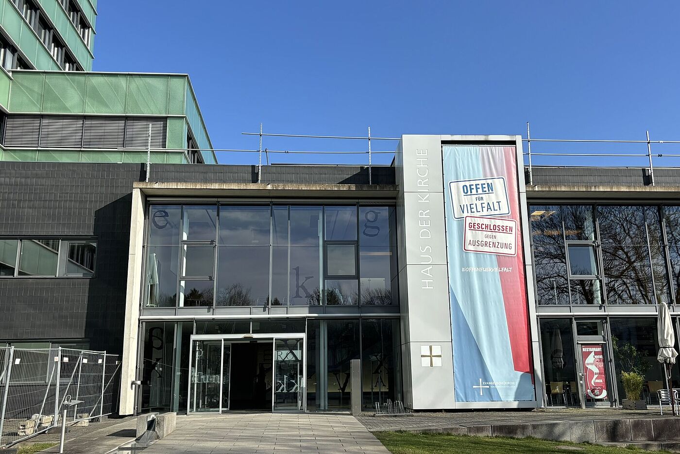 Ein großes Tagungsgebäude