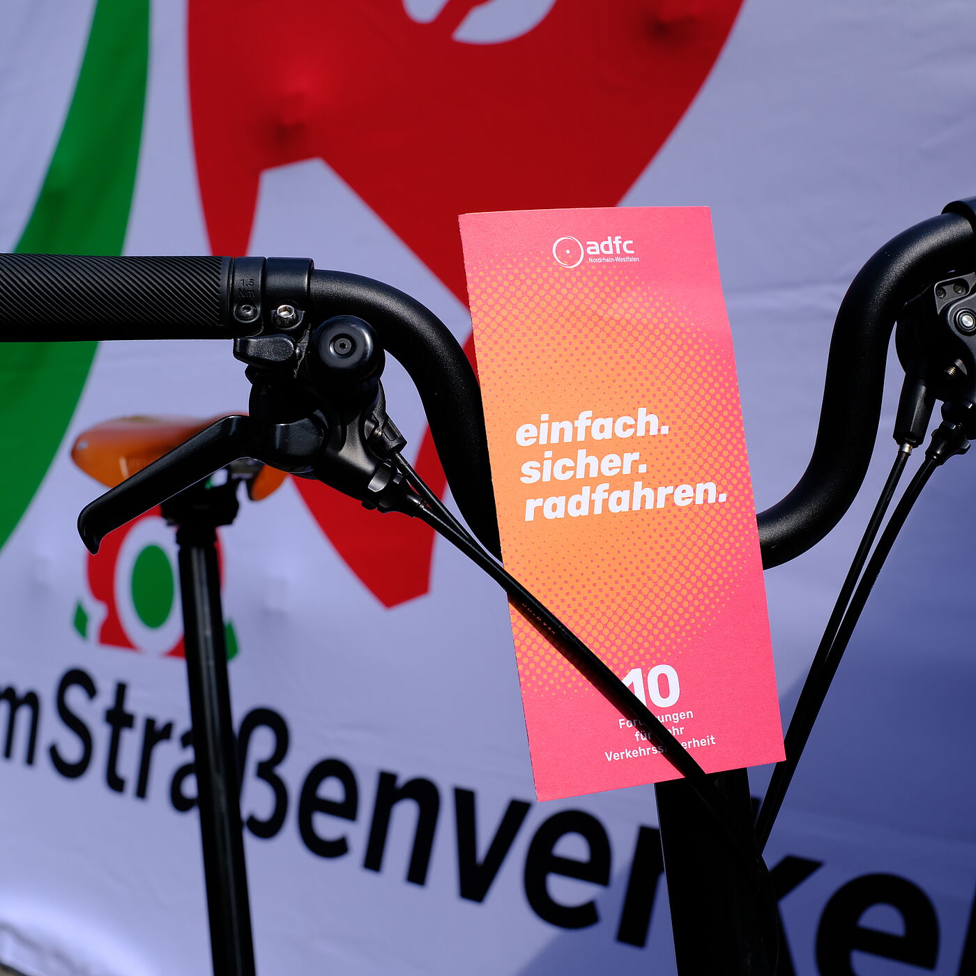 Ein Flyer klemmt an einem Rad. 