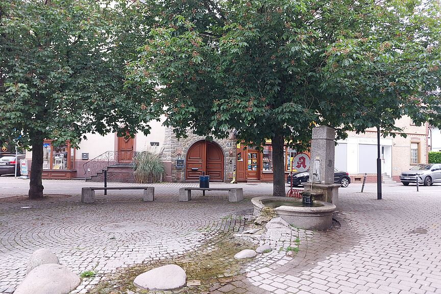 20240529_Steinbach Freier Platz gepflasterter Platz mit Brunnen