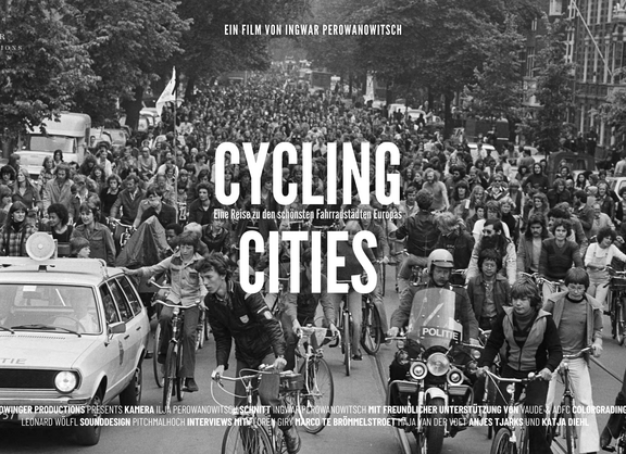 Viele Radfahrende auf der Straße