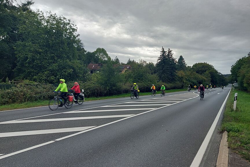 Fahrraddemo 21. September: Abfahrt Saalburg Radfahrende bergab von der Saalburg