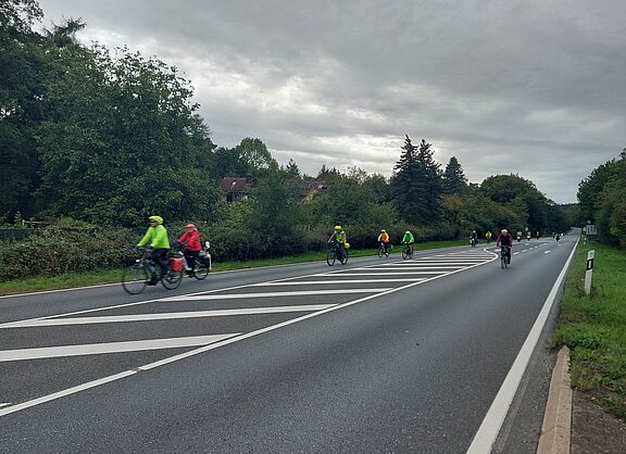 Radfahrende bergab von der Saalburg