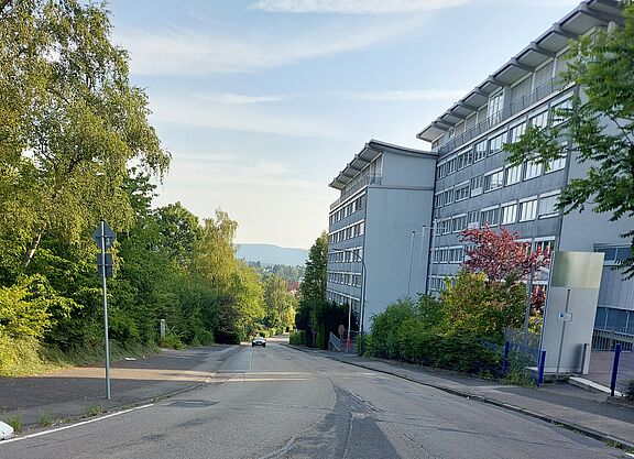 Steile Straße bergab