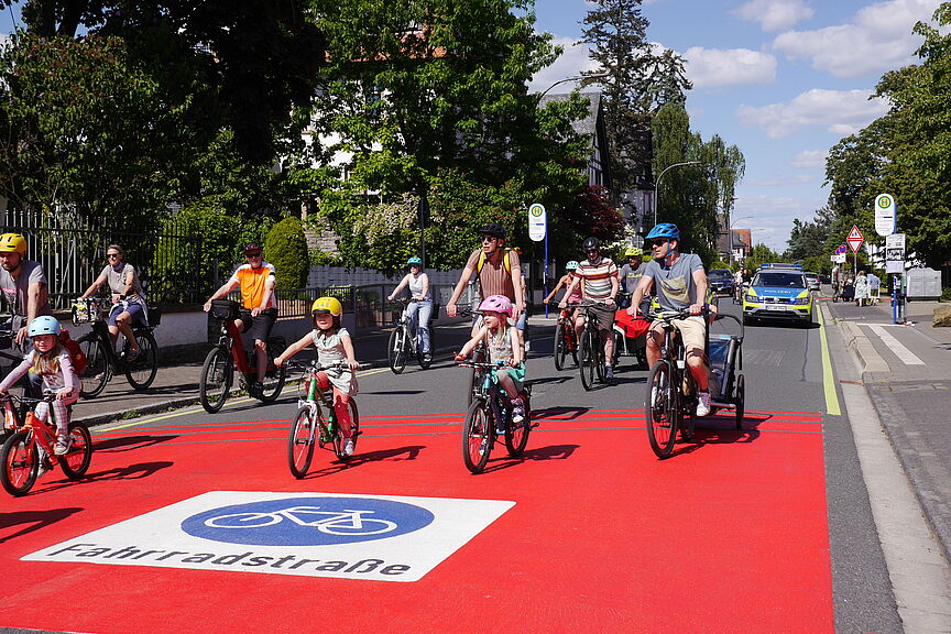 Kidical Mass in der Liebfrauenstraße, Oberursel Kinder radeln über Fahrradstraße
