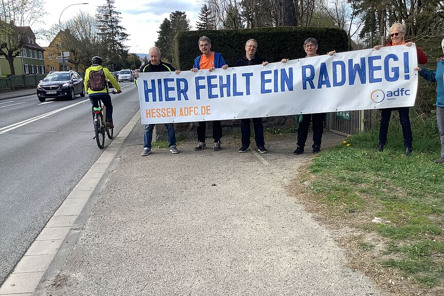 Radwege fehlen im Hochtaunuskreis Personen halten Banner Hier fehllt ein Radweg hoch