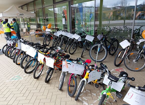 Nebeneinander stehende Kinderräder zum Verkauf