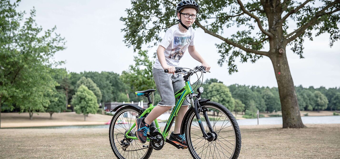 Radfahrender Junge Radfahrender Junge