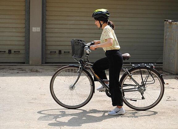 Frau steigt auf Fahrrad auf