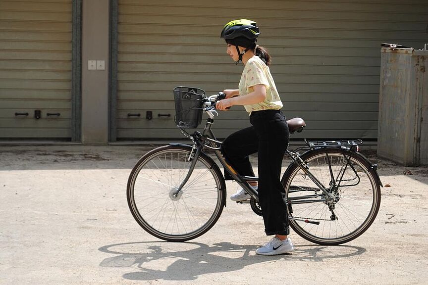 Übung Radfahrschule Frau steigt auf Fahrrad auf