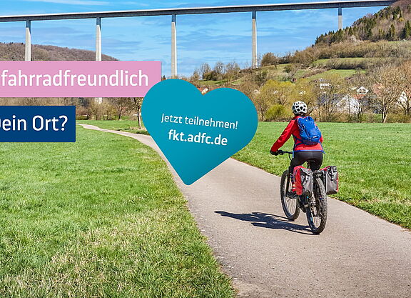 Eine Radfahrerin mit Helm und Fahrradtaschen fährt auf einem Weg durch eine grüne Landschaft. Im Hintergrund ist eine große Brücke zu sehen. Die Grafik wirbt für den ADFC-Fahrradklima-Test 2026.