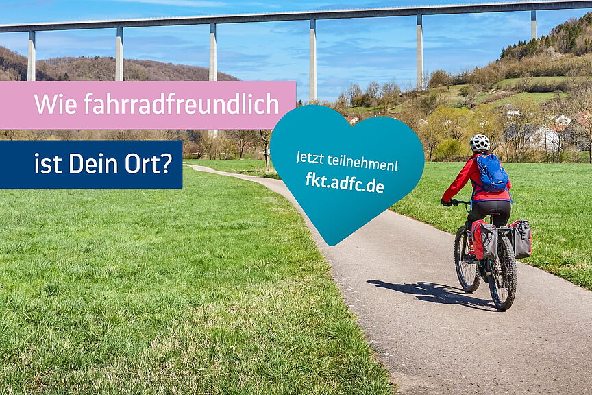 FKT 2026 Fahrradfreundlich Land Artikel Eine Radfahrerin mit Helm und Fahrradtaschen fährt auf einem Weg durch eine grüne Landschaft. Im Hintergrund ist eine große Brücke zu sehen. Die Grafik wirbt für den ADFC-Fahrradklima-Test 2026.