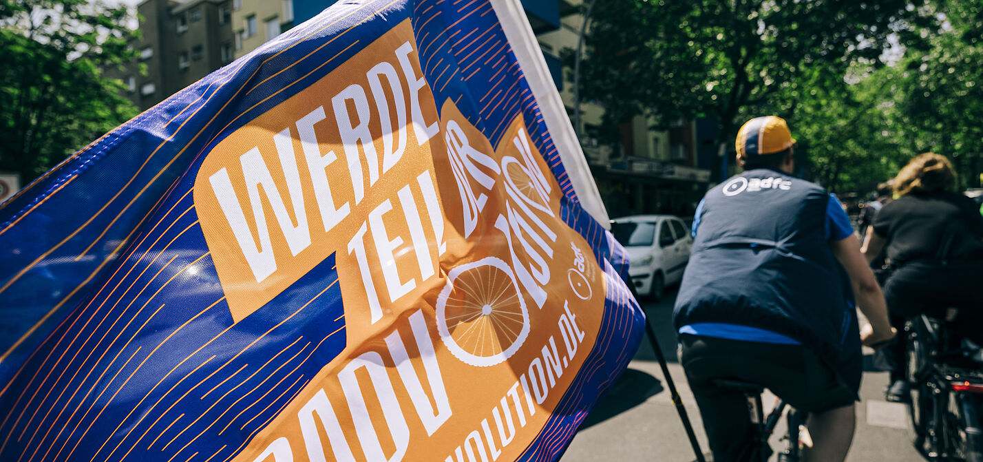 ADFC-Kampagne Radvolution Fahne Fahne am Fahrrad mit Aufdruck Werde Teil der Radvolution